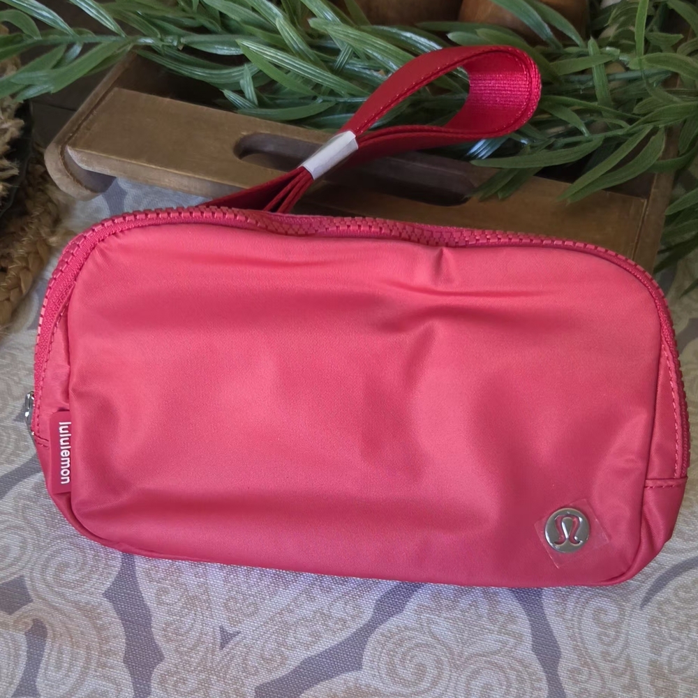 NWT LULULEMON  athletica Pink Wristlet Bag - Compact Everyday Carry